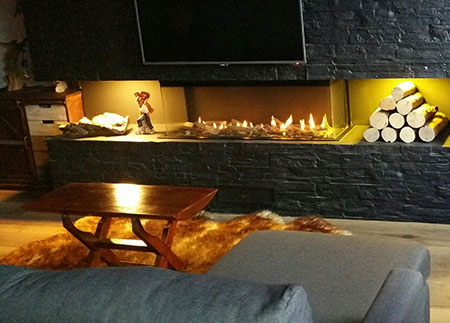 Tourist rental apartment Borreda - Living room with fireplace