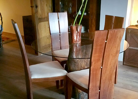 Apartament lloguer turístic Borredà amb taules i cadires artesanals