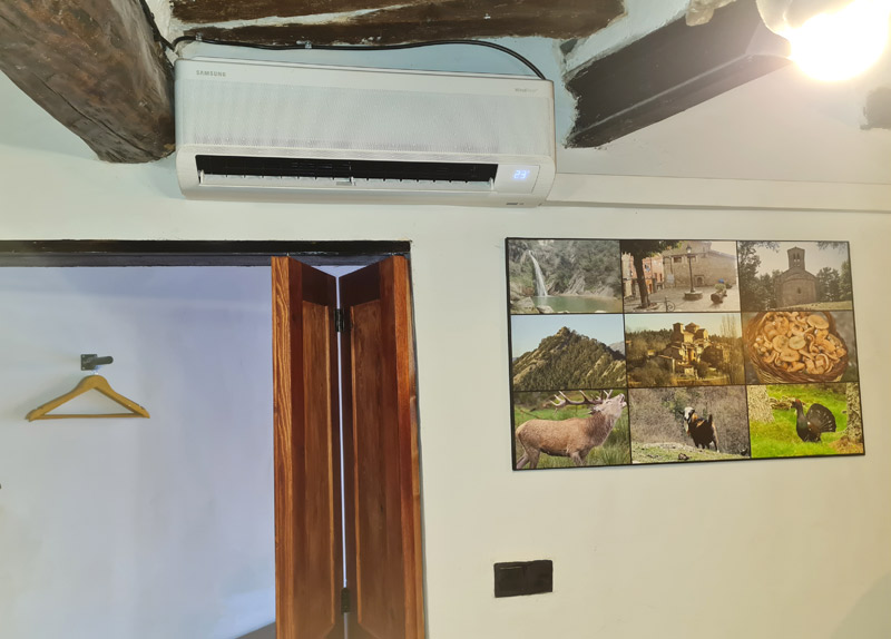 Apartamento rural con encanto en Borredà - aire acondicionado con bomba de calor en el salón