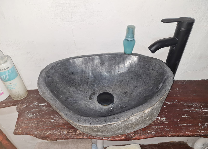 Apartamento rural con encanto en Borredà - lavabo de piedra natural