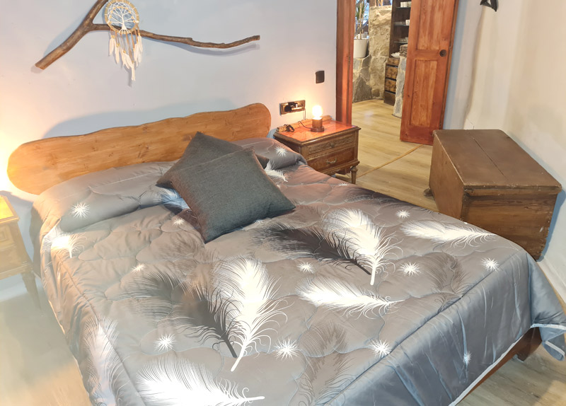 Apartamento rural con encanto en Borredà - cama de matrimonio con baúl