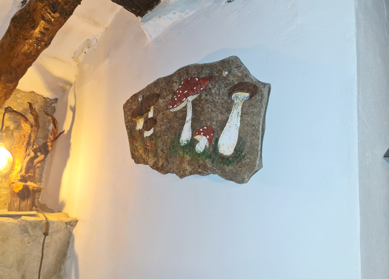 Apartamento rural con encanto en Borredà - cuadro de setas sobre piedra