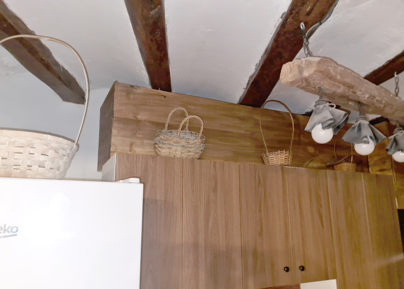 Apartamento rural con encanto en Borredà - detalles de decoración de la cocina