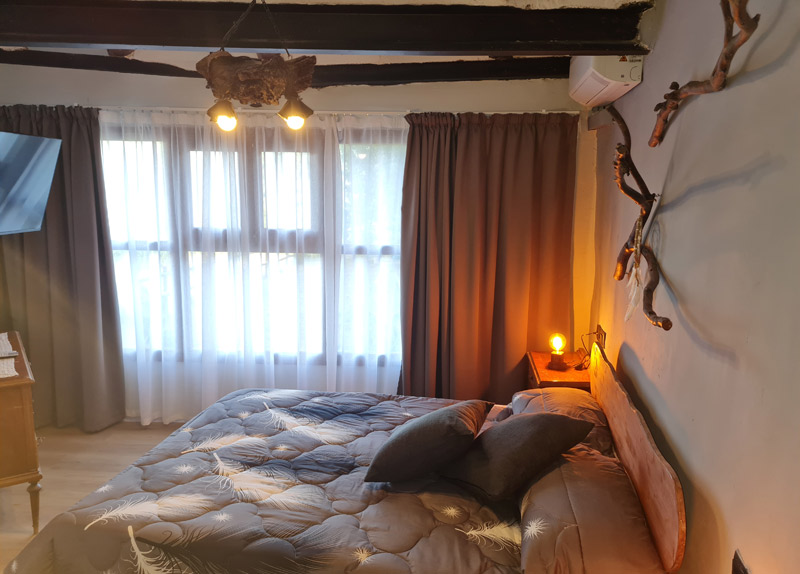 Apartamento rural con encanto en Borredà - dormitorio con cama de matrimonio