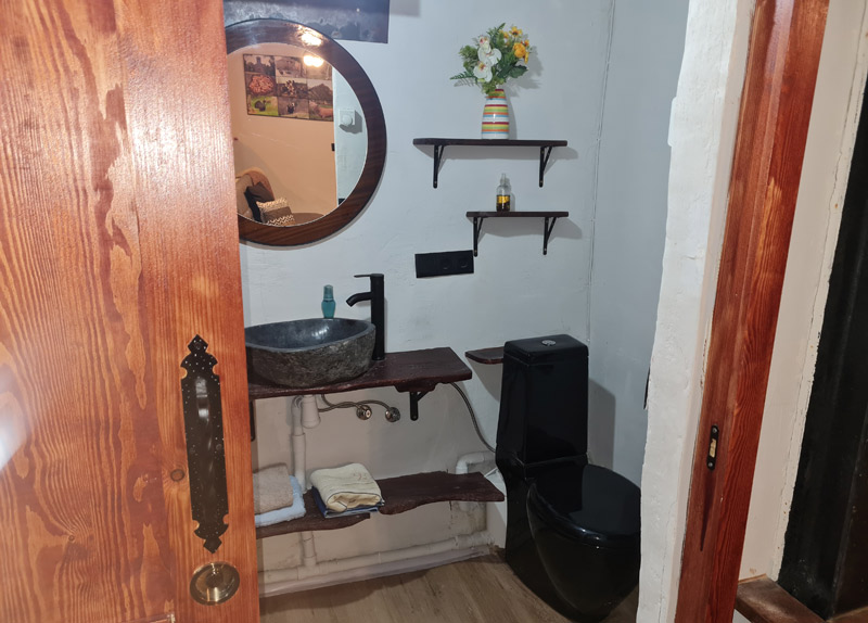 Apartamento rural con encanto en Borredà - entrada al baño
