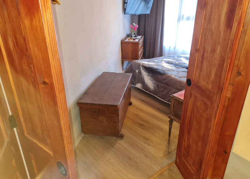Apartamento rural con encanto en Borredà - puerta plegable de madera del dormitorio