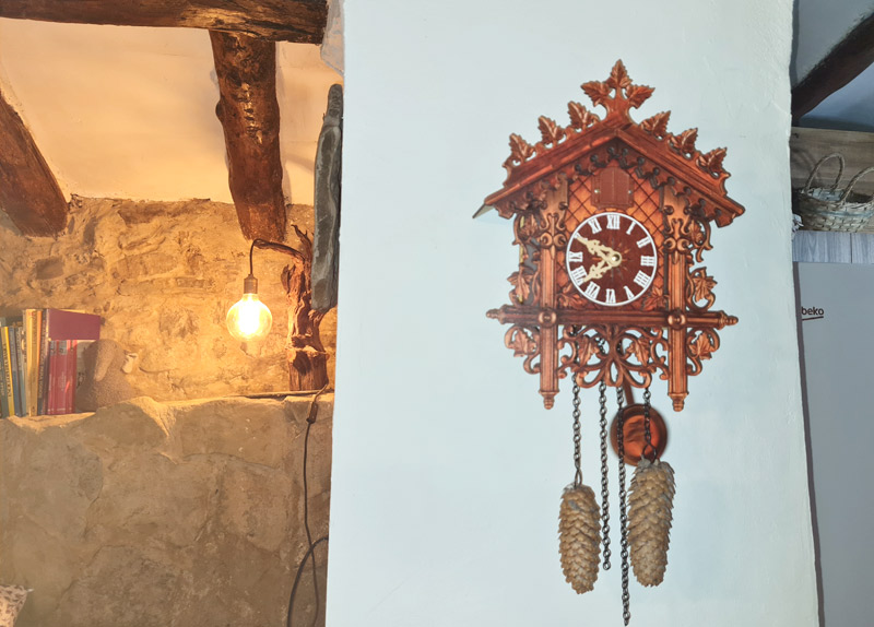 Apartamento rural con encanto en Borredà - reloj de cuco del salón