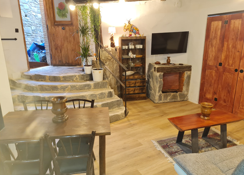 Apartamento rural con encanto en Borredà - salón comedor de estilo rústico y moderno