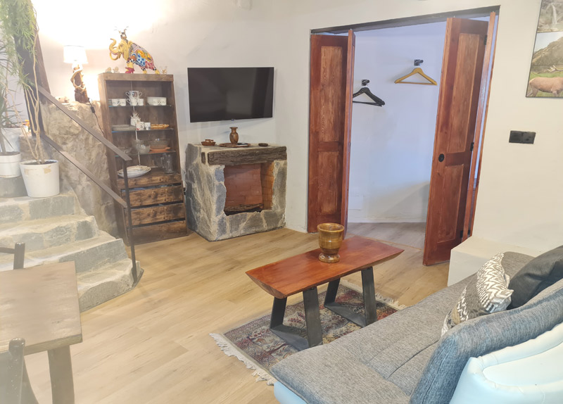 Apartamento rural con encanto en Borredà - salón con la puerta del dormitorio abierta
