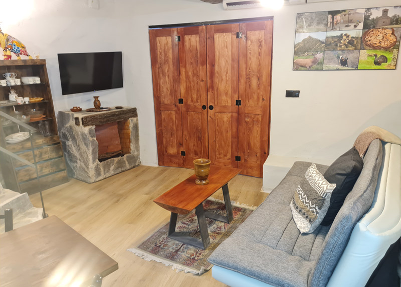 Apartamento rural con encanto en Borredà - salón con la puerta del dormitorio cerrada