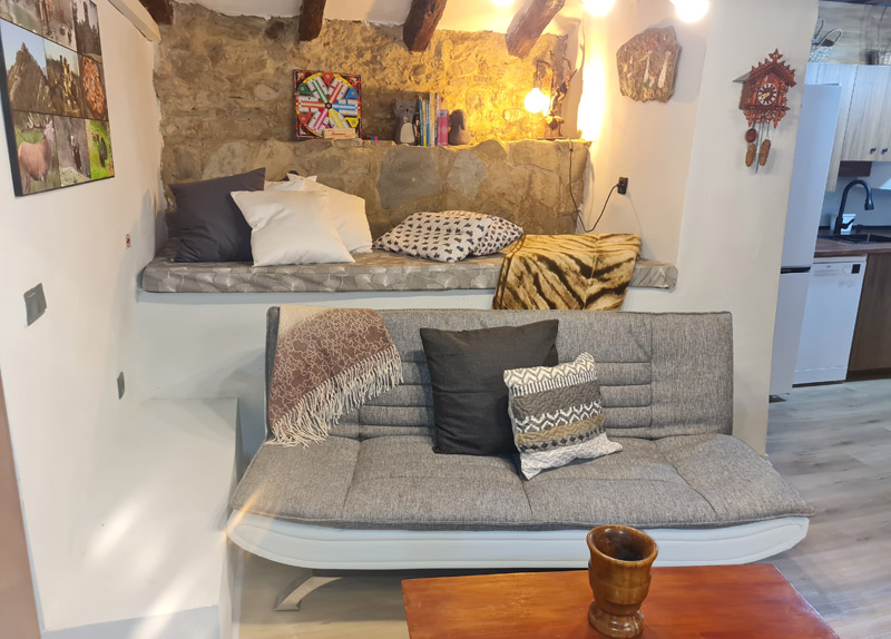 Apartamento rural con encanto en Borredà - sofá cama y zona chill out
