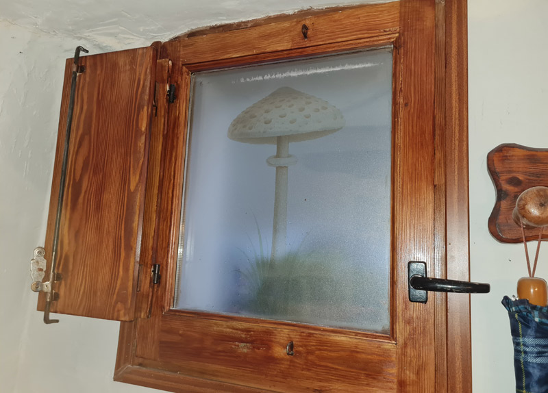 Apartamento rural con encanto en Borredà - ventana decorada con vinilos
