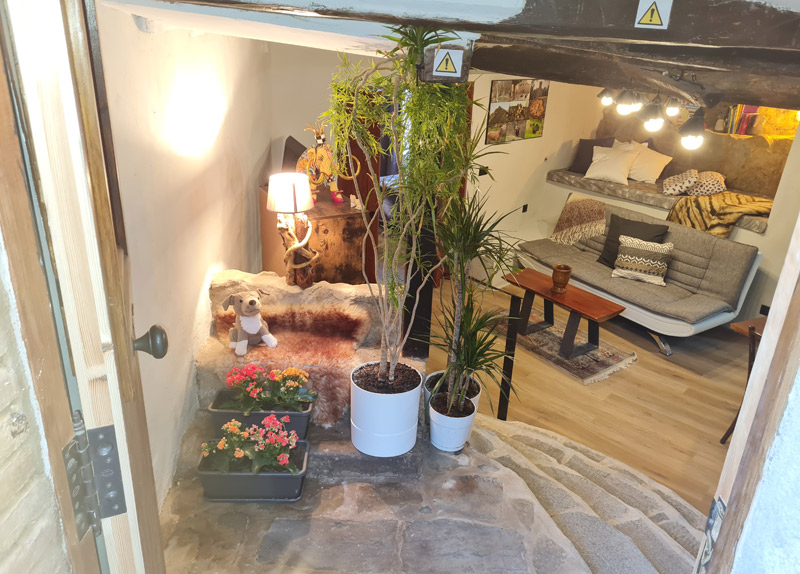 Apartamento rural con encanto en Borredà - vista del salón desde la entrada