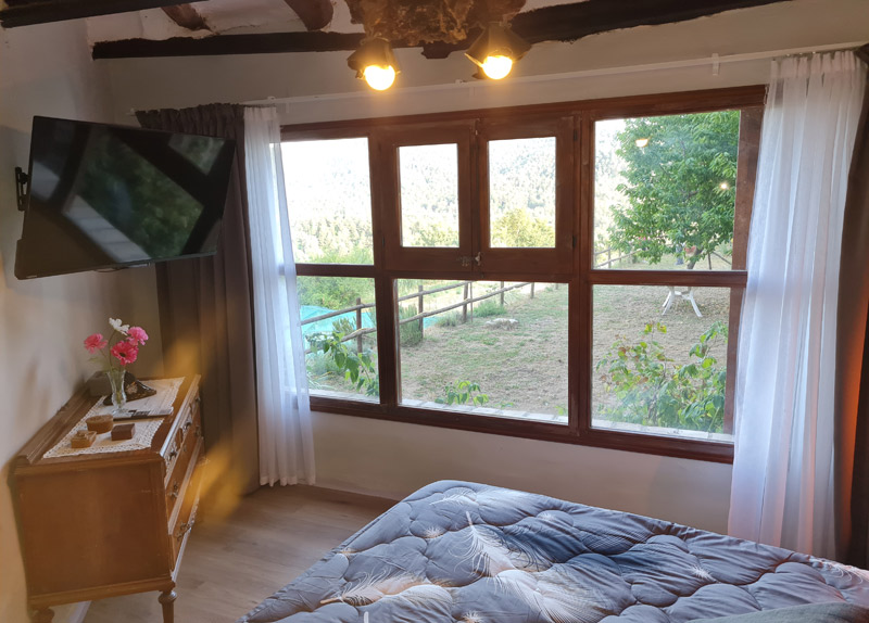 Apartamento rural con encanto en Borredà - vistas al exterior desde el dormitorio