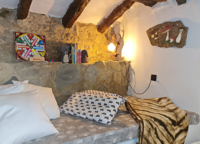 Zona chill out con colchón, juegos de mesa y libros