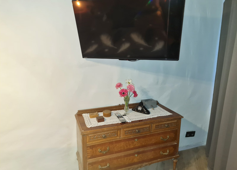 Apartamento rural con encanto en Borredà - zona de televisor del dormitorio