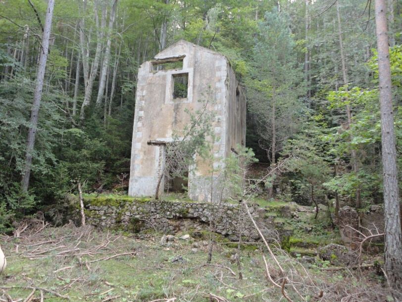 Edifici d'obra en ruïnes al costat de la Mina del Teixó, al bosc del Catllaràs
