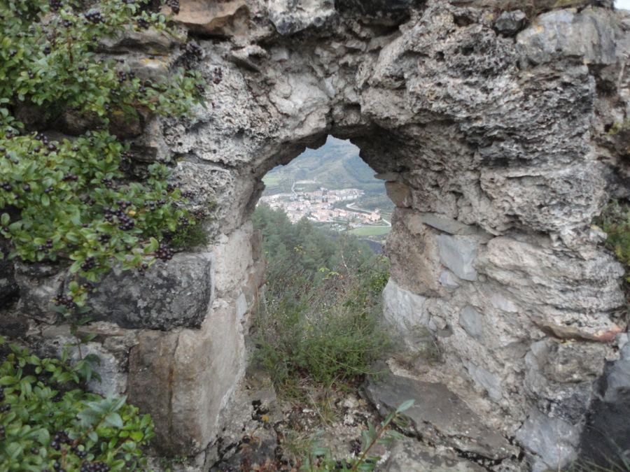 La Pobla de Lillet vista des de la finestra del Castell Vell de Lillet, a la muntanya