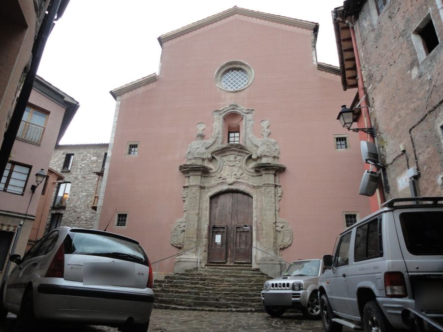 Façana barroca de l'església parroquial de Santa Maria de la Pobla de Lillet, amb la portalada esculpida