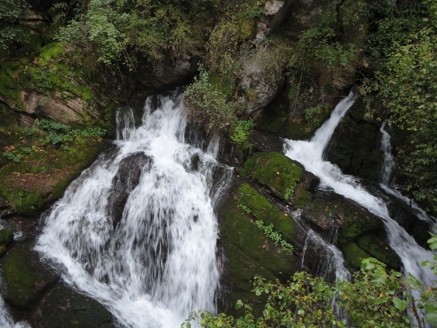 Plusieurs jets d'eau sortant de la roche couverte de mousse aux Fonts del Llobregat