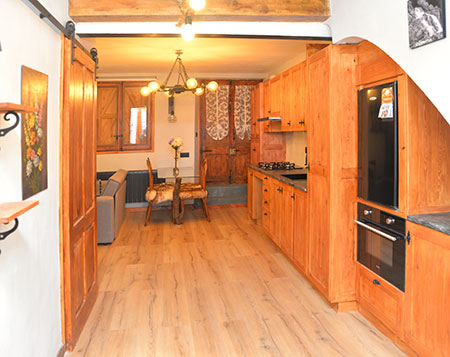 Apartament adaptat Berguedà amb cuina menjador i sala d'estar oberts