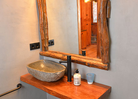 Adapted apartment Berguedà - Rustic bathroom