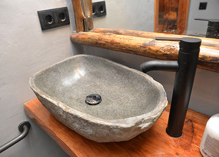 Adapted apartment Berguedà - Stone sink