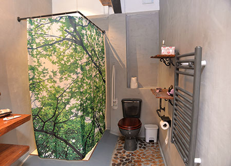 Appartement adapté à Pobla de Lillet - Accès à la douche par rampe