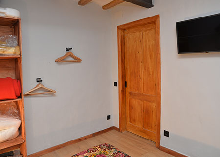 Adapted apartment Berguedà - TV in the room and hangers for clothes