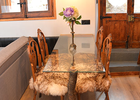 Adapted apartment Berguedà - Craft table for four people