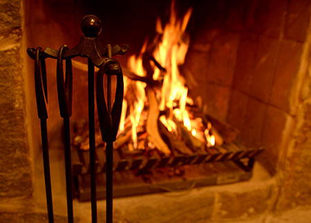 Adapted apartment Berguedà - Wood burning fireplace with all utensils