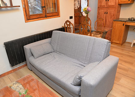 Appartement adapté à Pobla de Lillet - Séjour avec canapé-lit double
