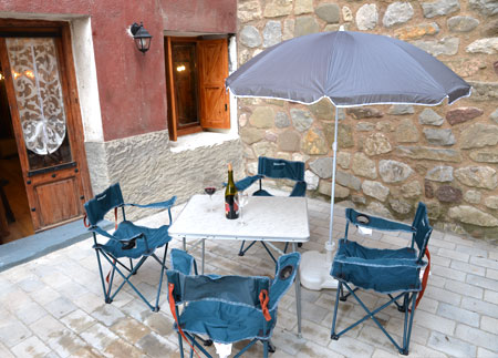 Adapted apartment Berguedà - Outdoor space for table, chairs and sun umbrella