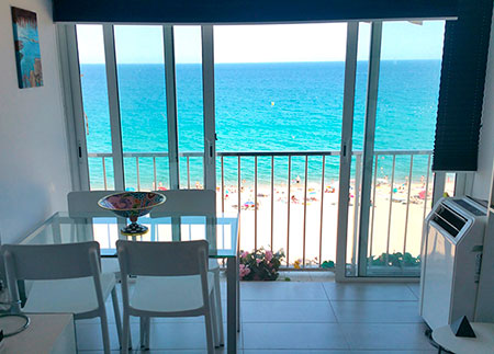 loft en location touristique à Platja d'Aro - Grande fenêtre donnant sur le front de mer