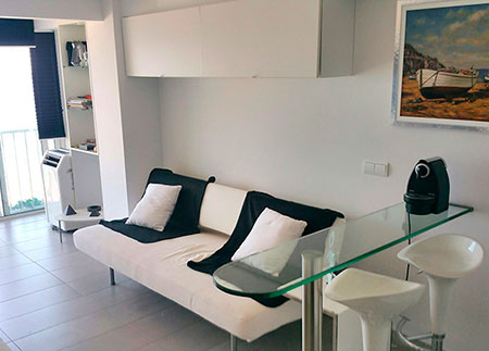 Lloguer turístic loft disseny Platja d´Aro amb barra cuina separadora a la sala d'estar