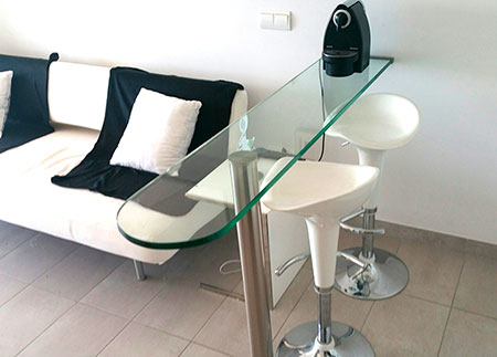 Alquiler turístico loft diseño Playa de Aro con cafetera y barra de cocina de cristal