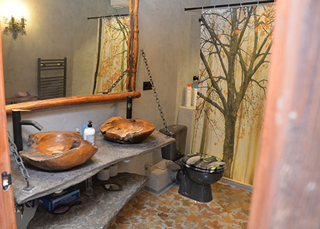 Appartement en location touristique Pobla de Lillet - Salle de bain complète rustique au rez-de-chaussée