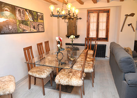 Appartement en location touristique Pobla de Lillet - Grande table dans la salle à manger