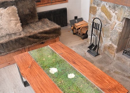 Appartement en location touristique Pobla de Lillet - Table artisanale rustique en bois et gazon naturel