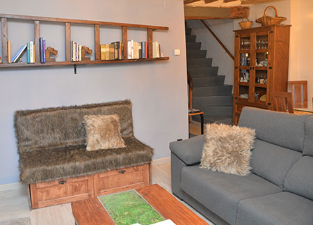 Appartement en location touristique Pobla de Lillet - Trois canapés dans le salon