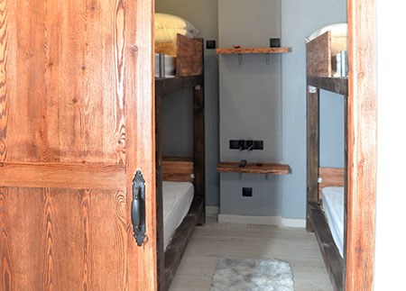 Appartement en location touristique Pobla de Lillet - Accès chambre avec deux lits superposés