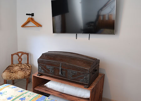 Apartment for tourist rental Pobla de Lillet - Trunk and television second double room