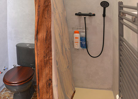 Appartement en location touristique Pobla de Lillet - Salle de bain entièrement équipée au deuxième étage