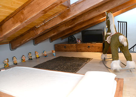 Appartement en location touristique Pobla de Lillet - Grenier avec tatamis et télévision