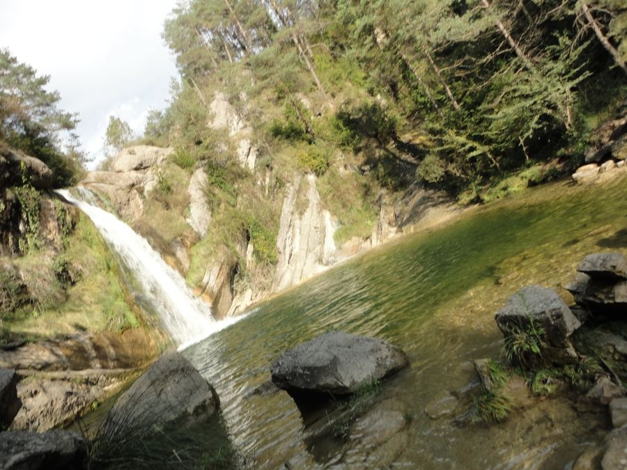 des del primer creuament de ciment entre el camí i el riu, se segueix el llit cap enrere, en direcció a Borredà, durant uns 150 metres caminant al costat de l'aigua.