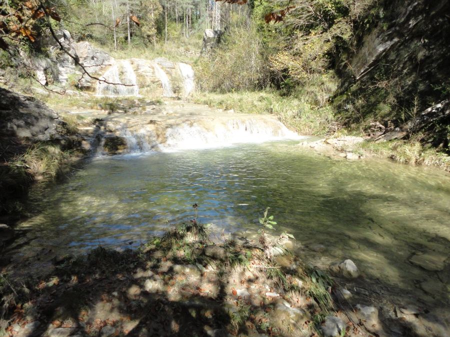 Sobre el bany: l'aigua està freda tot l'any, no hi ha cap mena de vigilància, la fondària canvia d'un any a l'altre segons com hagi mogut el fons el riu, i per això no és bona idea saltar des de les roques. Amb canalla, el Gorg del Salt és l'únic que té un accés realment còmode.