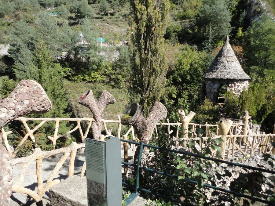 Entrada original dels Jardins Artigas amb baranes que imiten branques i la glorieta de teulada de pissarra al fons