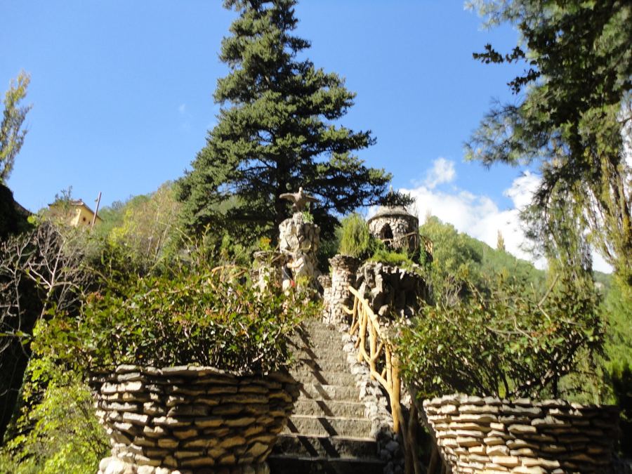 Escalinata de pedra amb barana rústica i l'escultura de l'àliga als Jardins Artigas, parada del Tren del Ciment