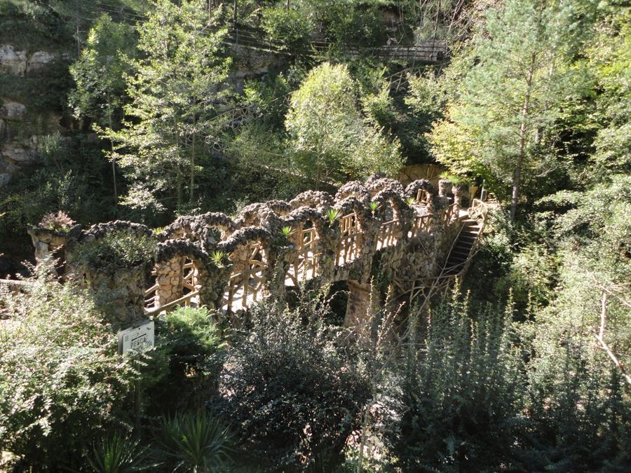 Pont dels arcs dels Jardins Artigas, amb arcs de pedra rugosa sobre el llit i l'escala lateral