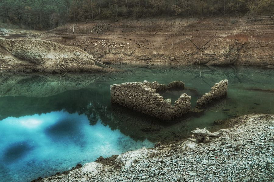 Restes del Molí del Cavaller dins de l'aigua de l'embassament de la Baells
